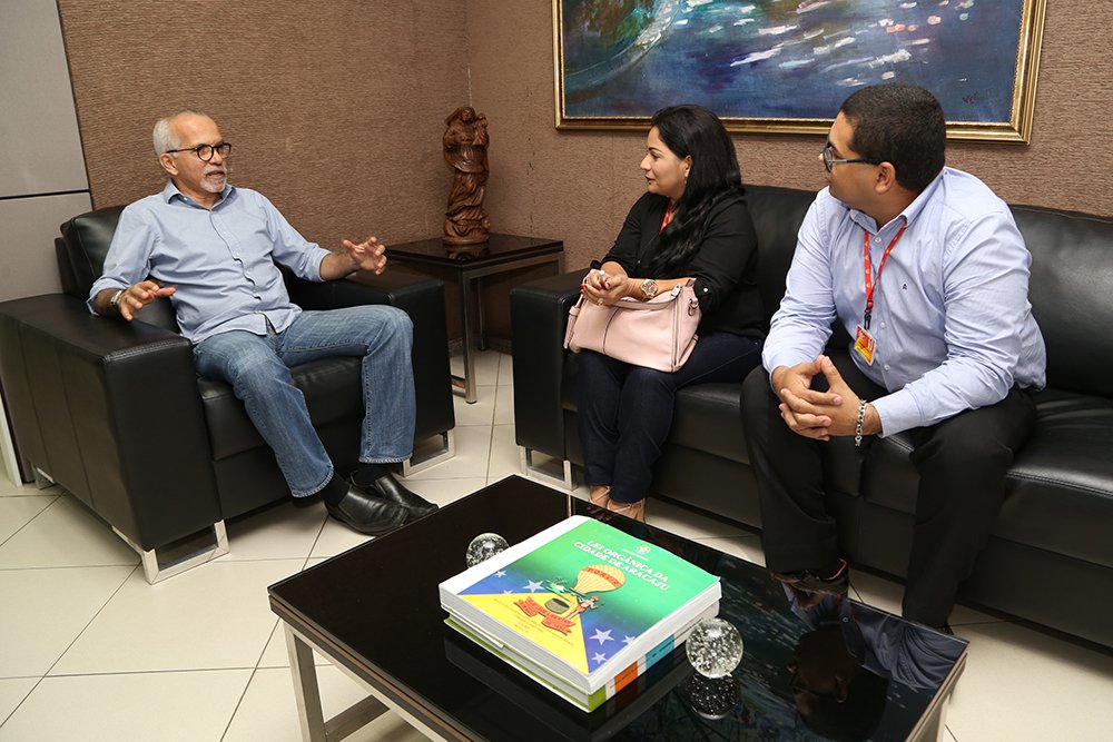 O prefeito Edvaldo Nogueira iniciou uma rodada de conversas com empresas para estimular parcerias entre o município e o setor privado, com foco na formação e geração de empregos e em convênios de adoção de espaços públicos para revitalização e manutenção; o primeiro encontro se deu com representantes da rede de supermercados Assaí Atacadista, responsável por duas praças na capital; “Fiz a proposta de adoção de outros espaços e também falamos sobre formação profissional e oferta de empregos para os alunos da Fundat”, informou o prefeito (Foto: Leonardo Lucena) O prefeito Edvaldo Nogueira iniciou uma rodada de conversas com empresas para estimular parcerias entre o município e o setor privado, com foco na formação e geração de empregos e em convênios de adoção de espaços públicos para revitalização e manutenção; o primeiro encontro se deu com representantes da rede de supermercados Assaí Atacadista, responsável por duas praças na capital; “Fiz a proposta de adoção de outros espaços e também falamos sobre formação profissional e oferta de empregos para os alunos da Fundat”, informou o prefeito