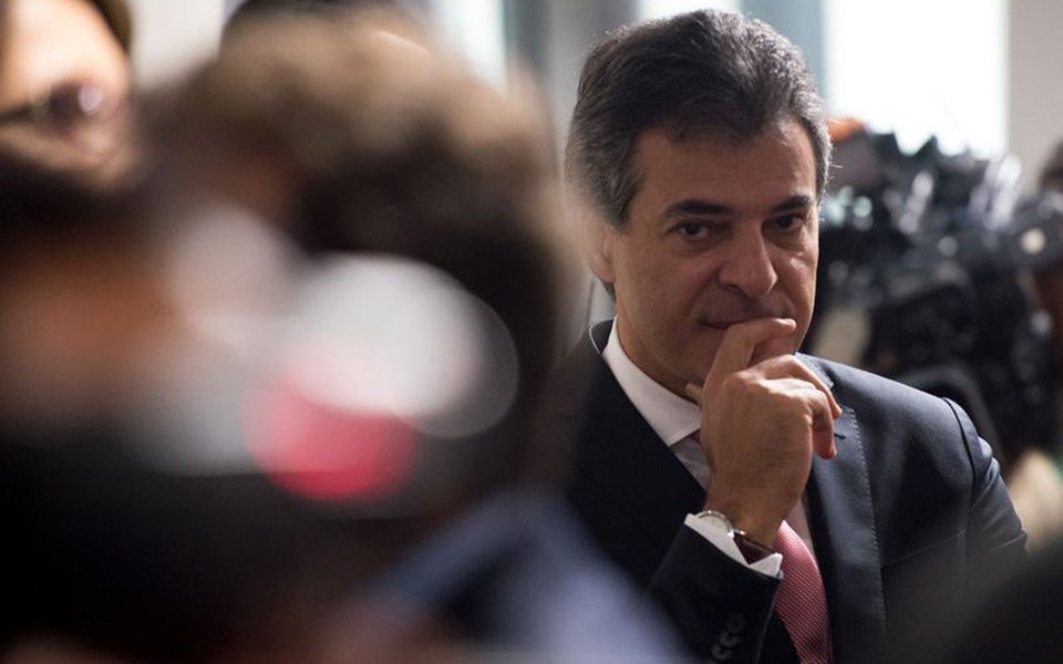 O governador Beto Richa (PSDB) "está com tudo e não está prosa" quando o assunto é arrombar as contas públicas e desgraçar a poupança previdenciária dos servidores estaduais do Paraná; objeto de disputa que culminou com o massacre de 29 de abril de 2015, no Centro Cívico de Curitiba, o rombo na ParanáPrevidência chegou a R$ 5,147 bilhões no ano passado, de acordo com dados do Tesouro Nacional (Foto: Leonardo Lucena) O governador Beto Richa (PSDB) "está com tudo e não está prosa" quando o assunto é arrombar as contas públicas e desgraçar a poupança previdenciária dos servidores estaduais do Paraná; objeto de disputa que culminou com o massacre de 29 de abril de 2015, no Centro Cívico de Curitiba, o rombo na ParanáPrevidência chegou a R$ 5,147 bilhões no ano passado, de acordo com dados do Tesouro Nacional