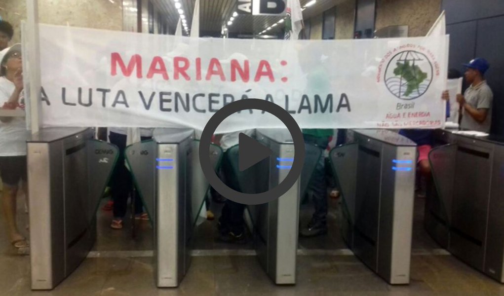 Um grupo de cerca de 30 pessoas do Movimento dos Atingidos por Barragens (MAB) ocupa o prédio da Companhia Energética de Minas Gerais (Cemig) e pede uma reunião com o órgão; a manifestação acontece na avenida Barbacena, no bairro Santo Agostinho, na região Centro-Sul de Belo Horizonte; segundo o coordenador estadual do MAB, Thiago Alves, o protesto é "contra a paralisação da negociação da pauta dos atingidos, em todo o Estado de Minas Gerais" (Foto: Leonardo Lucena) Um grupo de cerca de 30 pessoas do Movimento dos Atingidos por Barragens (MAB) ocupa o prédio da Companhia Energética de Minas Gerais (Cemig) e pede uma reunião com o órgão; a manifestação acontece na avenida Barbacena, no bairro Santo Agostinho, na região Centro-Sul de Belo Horizonte; segundo o coordenador estadual do MAB, Thiago Alves, o protesto é "contra a paralisação da negociação da pauta dos atingidos, em todo o Estado de Minas Gerais"