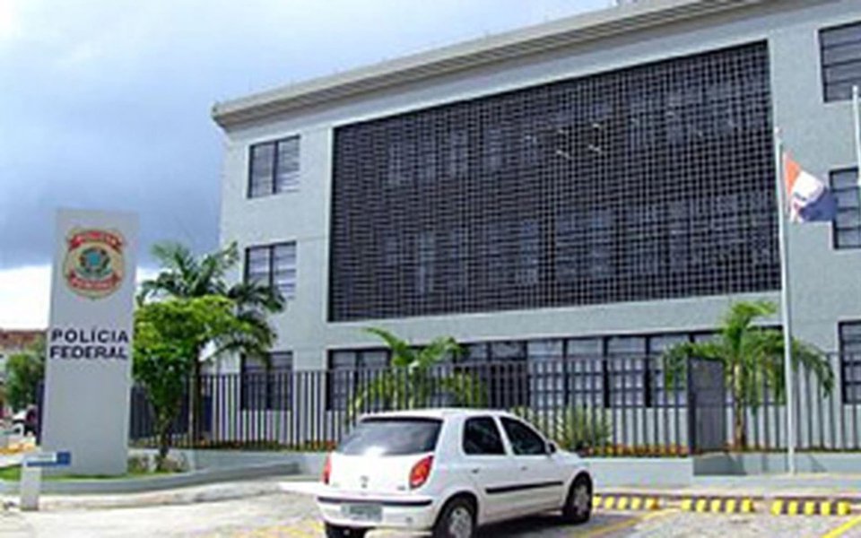 Deflagrada pela Polícia Federal em Alagoas, Roraima e no Amazonas, a Operação Porta dos Fundos teve por finalidade o cumprimento de medidas cautelares probatórias para apurar um esquema de fraude no concurso para provimento de cargos de analista e técnico do Tribunal Regional do Trabalho da 11ª Região; foram cumpridos mandados de busca e apreensão e de condução coercitiva; provas do concurso foram aplicadas no começodeste ano e as investigações foram iniciadas após provocação da Fundação Carlos Chagas, organizadora do concurso (Foto: Voney Malta) Deflagrada pela Polícia Federal em Alagoas, Roraima e no Amazonas, a Operação Porta dos Fundos teve por finalidade o cumprimento de medidas cautelares probatórias para apurar um esquema de fraude no concurso para provimento de cargos de analista e técnico do Tribunal Regional do Trabalho da 11ª Região; foram cumpridos mandados de busca e apreensão e de condução coercitiva; provas do concurso foram aplicadas no começodeste ano e as investigações foram iniciadas após provocação da Fundação Carlos Chagas, organizadora do concurso