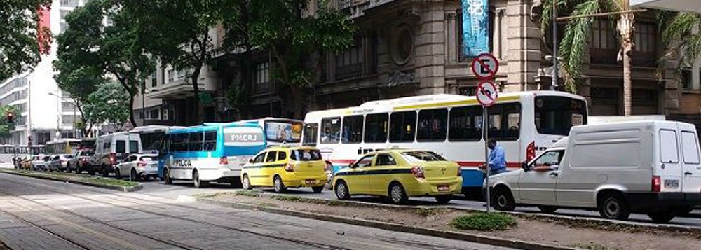 Duas manifestações contra a reforma da Previdência Social, em vias do centro do Rio, provocam reflexos no trânsito da cidade. Integrantes da Frente Internacionalista dos Sem Teto (Fist) fizeram uma passeata da Avenida Brasil até a Avenida Presidente Vargas, onde bloquearam as pistas no sentido centro da cidade; o protesto deixou o trânsito lento na Avenida Brasil, principal via de ligação entre as zonas norte e oeste com o centro da cidade (Foto: Leonardo Lucena) Duas manifestações contra a reforma da Previdência Social, em vias do centro do Rio, provocam reflexos no trânsito da cidade. Integrantes da Frente Internacionalista dos Sem Teto (Fist) fizeram uma passeata da Avenida Brasil até a Avenida Presidente Vargas, onde bloquearam as pistas no sentido centro da cidade; o protesto deixou o trânsito lento na Avenida Brasil, principal via de ligação entre as zonas norte e oeste com o centro da cidade