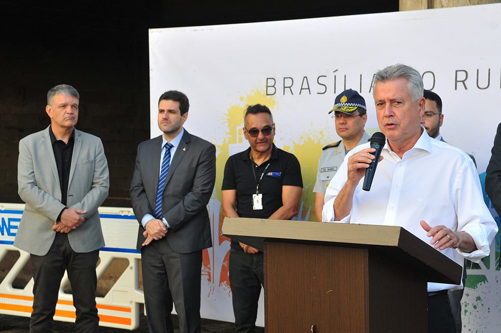 O governador do Distrito Federal, Rodrigo Rollemberg, lançou o edital de licitação para conclusão das obras da Estação 106 Sul da Companhia do Metropolitano do DF (Metrô-DF); a contratação tem valor estimado de R$ 21,2 milhões e inclui obras como os acessos em superfície e a passagem para pedestres sob os eixos W, L e Rodoviário; de acordo com o Metrô-DF, a previsão é que as obras sejam concluídas em dezembro de 2018, com início da operação antes disso (Foto: Leonardo Lucena) O governador do Distrito Federal, Rodrigo Rollemberg, lançou o edital de licitação para conclusão das obras da Estação 106 Sul da Companhia do Metropolitano do DF (Metrô-DF); a contratação tem valor estimado de R$ 21,2 milhões e inclui obras como os acessos em superfície e a passagem para pedestres sob os eixos W, L e Rodoviário; de acordo com o Metrô-DF, a previsão é que as obras sejam concluídas em dezembro de 2018, com início da operação antes disso