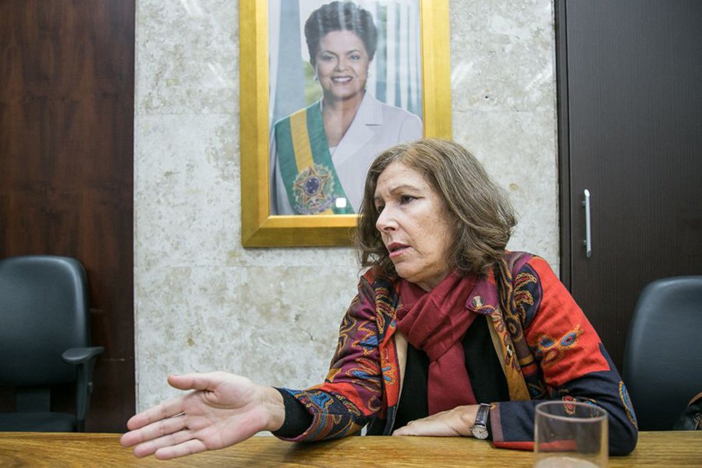 Aos 54 anos, Constanza Moreira, doutora em Ciências Políticas e a primeira mulher a dirigir o Instituto de Ciência Política da Universidade da República, no Uruguai, se candidatou à presidência do país vizinho e falou como o Uruguai vive os direitos da mulher depois de leis progressistas aprovadas e o que vem pela frente para a América Latina; "Para mim, o feminismo é onde está a resistência na América Latina. Olha o 8 de março, teve uma paralisação geral. Com o feminismo eu tenho grande esperança, porque é uma luta que entra na vida cotidiana, que te questiona. As outras ideias até podem ser abstratas. Você pode ser de esquerda e empresário, pode ser de esquerda e trabalhador, mas feminismo é algo que você percebe mais consequência na vida cotidiana"; reportagem do Sul 21 (Foto: Leonardo Lucena) Aos 54 anos, Constanza Moreira, doutora em Ciências Políticas e a primeira mulher a dirigir o Instituto de Ciência Política da Universidade da República, no Uruguai, se candidatou à presidência do país vizinho e falou como o Uruguai vive os direitos da mulher depois de leis progressistas aprovadas e o que vem pela frente para a América Latina; "Para mim, o feminismo é onde está a resistência na América Latina. Olha o 8 de março, teve uma paralisação geral. Com o feminismo eu tenho grande esperança, porque é uma luta que entra na vida cotidiana, que te questiona. As outras ideias até podem ser abstratas. Você pode ser de esquerda e empresário, pode ser de esquerda e trabalhador, mas feminismo é algo que você percebe mais consequência na vida cotidiana"; reportagem do Sul 21