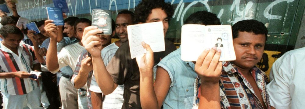 Brasil, S�o Paulo, SP. 09/03/1998. Desempregados em fila mostram suas carteiras de trabalho na Avenida Marqu�s de S�o Vicente, zona oeste da capital paulista. - Cr�dito:EPIT�CIO PESSOA/ESTAD�O CONTE�DO/AE/Codigo imagem:36339 (Foto: José Guimarães) Brasil, S�o Paulo, SP. 09/03/1998. Desempregados em fila mostram suas carteiras de trabalho na Avenida Marqu�s de S�o Vicente, zona oeste da capital paulista. - Cr�dito:EPIT�CIO PESSOA/ESTAD�O CONTE�DO/AE/Codigo imagem:36339