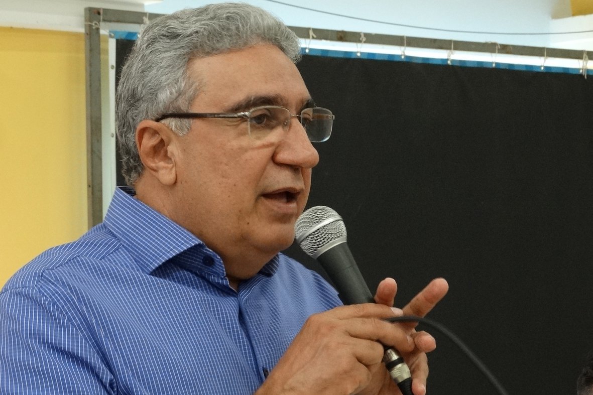 O prefeito de Gurupi, Laurez Moreira (PSB), rebateu a deputada federal Josi Nunes (PMDB), que expôs sua insatisfação com a Prefeitura de Palmas, que teria sido gerada por não cumprimentos de compromissos de campanha; em nota, o pessebista afirmou sempre ter tido "respeito" e "gratidão" pela parlamentar, mas criticou as suas reivindicações; "Não posso permitir que interesses partidários se sobreponham aos interesses da população", disparou (Foto: Leonardo Lucena) O prefeito de Gurupi, Laurez Moreira (PSB), rebateu a deputada federal Josi Nunes (PMDB), que expôs sua insatisfação com a Prefeitura de Palmas, que teria sido gerada por não cumprimentos de compromissos de campanha; em nota, o pessebista afirmou sempre ter tido "respeito" e "gratidão" pela parlamentar, mas criticou as suas reivindicações; "Não posso permitir que interesses partidários se sobreponham aos interesses da população", disparou