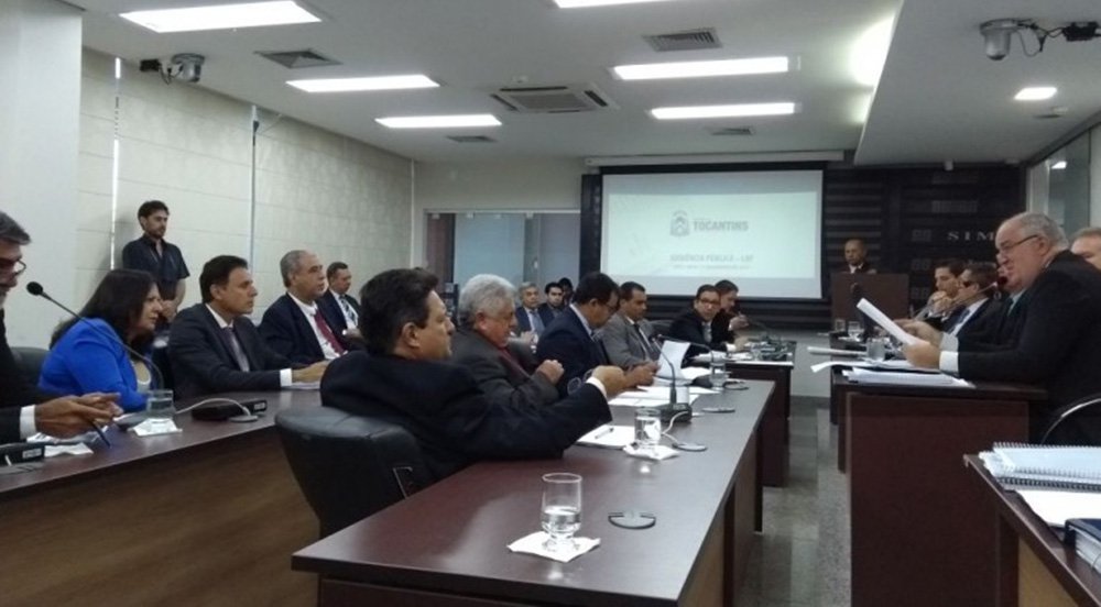 Os secretários estaduais da Fazenda, Paulo Antenor, do Planejamento, Davi Torres, e da Administração, Geferson Barros, participaram , de uma Audiência Pública na Assembleia Legislativa, com o objetivo de esclarecer aos deputados a necessidade de um empréstimo no valor de R$ 600 milhões, o nível de endividamento do Estado, o comprometimento de receita e custos referente aos anos de 2015, 2016 e ao primeiro quadrimestre de 2017; de acordo com o secretário Davi Torres, o Orçamento de 2017 já está “amarrado e engessado”. O titular da pasta afirmou que os anos de 2015 e 2016 foram concluídos com alguns percalços; gastos com pessoal preocupam o governo; deputados criticam dados (Foto: Leonardo Lucena) Os secretários estaduais da Fazenda, Paulo Antenor, do Planejamento, Davi Torres, e da Administração, Geferson Barros, participaram , de uma Audiência Pública na Assembleia Legislativa, com o objetivo de esclarecer aos deputados a necessidade de um empréstimo no valor de R$ 600 milhões, o nível de endividamento do Estado, o comprometimento de receita e custos referente aos anos de 2015, 2016 e ao primeiro quadrimestre de 2017; de acordo com o secretário Davi Torres, o Orçamento de 2017 já está “amarrado e engessado”. O titular da pasta afirmou que os anos de 2015 e 2016 foram concluídos com alguns percalços; gastos com pessoal preocupam o governo; deputados criticam dados