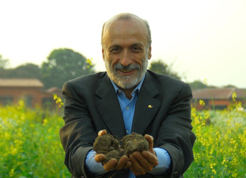 O embaixador da ONU contra a fome, Carlo Petrini, criticou a ideia do prefeito João Doria em usar sobras alimentares para alimentar os mais pobres com um composto batizado de farinata; Petrini comentou a fala de Doria de que "os pobres não tem hábitos alimentares: "Isso é mostra de que esse prefeito é muito limitado, conheço pobres da América Latina e África com imensa cultura alimentar", diz o embaixador da ONU (Foto: Charles Nisz) O embaixador da ONU contra a fome, Carlo Petrini, criticou a ideia do prefeito João Doria em usar sobras alimentares para alimentar os mais pobres com um composto batizado de farinata; Petrini comentou a fala de Doria de que "os pobres não tem hábitos alimentares: "Isso é mostra de que esse prefeito é muito limitado, conheço pobres da América Latina e África com imensa cultura alimentar", diz o embaixador da ONU