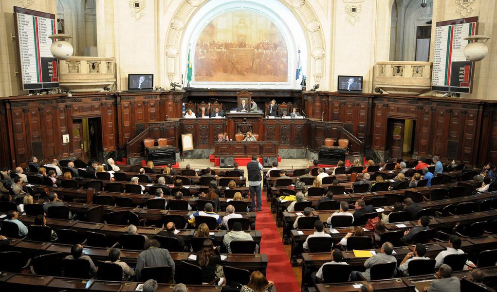 A Assembleia Legislativa do Estado do Rio de Janeiro (Alerj) aprovou um projeto de lei (PL 231/15) que determina que o autor de violência doméstica e familiar contra a mulher no estado, além da prisão, também deverá pagar multa, a qual deverá ser regulamentada pelo Executivo; a autora do projeto, deputada Martha Rocha (PDT), explicou que o objetivo da lei é combater esse tipo de violência de forma sistêmica e que o agressor arque com parte do custo dos serviços públicos de emergência utilizados no atendimento à vítima (Foto: Leonardo Lucena) A Assembleia Legislativa do Estado do Rio de Janeiro (Alerj) aprovou um projeto de lei (PL 231/15) que determina que o autor de violência doméstica e familiar contra a mulher no estado, além da prisão, também deverá pagar multa, a qual deverá ser regulamentada pelo Executivo; a autora do projeto, deputada Martha Rocha (PDT), explicou que o objetivo da lei é combater esse tipo de violência de forma sistêmica e que o agressor arque com parte do custo dos serviços públicos de emergência utilizados no atendimento à vítima