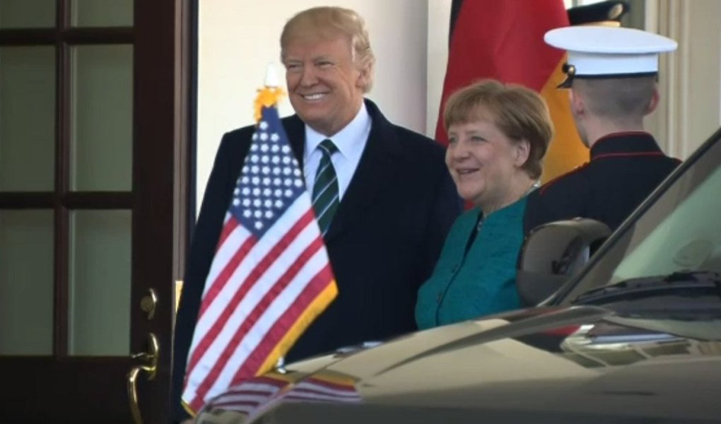 Presidente dos Estados Unidos, Donald Trump, disse nesta sexta-feira, 17, que os EUA respeitarão as instituições históricas, mas que outros países devem pagar sua parcela justa para apoiar a Organização do Tratado do Atlântico Norte (Otan); em uma entrevista coletiva após seu encontro com a chanceler alemã Angela Merkel, Trump disse que agradeceu "pelo compromisso do governo alemão de aumentar os gastos com defesa e trabalhar para contribuir com pelo menos 2 por cento do PIB" para a Otan (Foto: Aquiles Lins) Presidente dos Estados Unidos, Donald Trump, disse nesta sexta-feira, 17, que os EUA respeitarão as instituições históricas, mas que outros países devem pagar sua parcela justa para apoiar a Organização do Tratado do Atlântico Norte (Otan); em uma entrevista coletiva após seu encontro com a chanceler alemã Angela Merkel, Trump disse que agradeceu "pelo compromisso do governo alemão de aumentar os gastos com defesa e trabalhar para contribuir com pelo menos 2 por cento do PIB" para a Otan