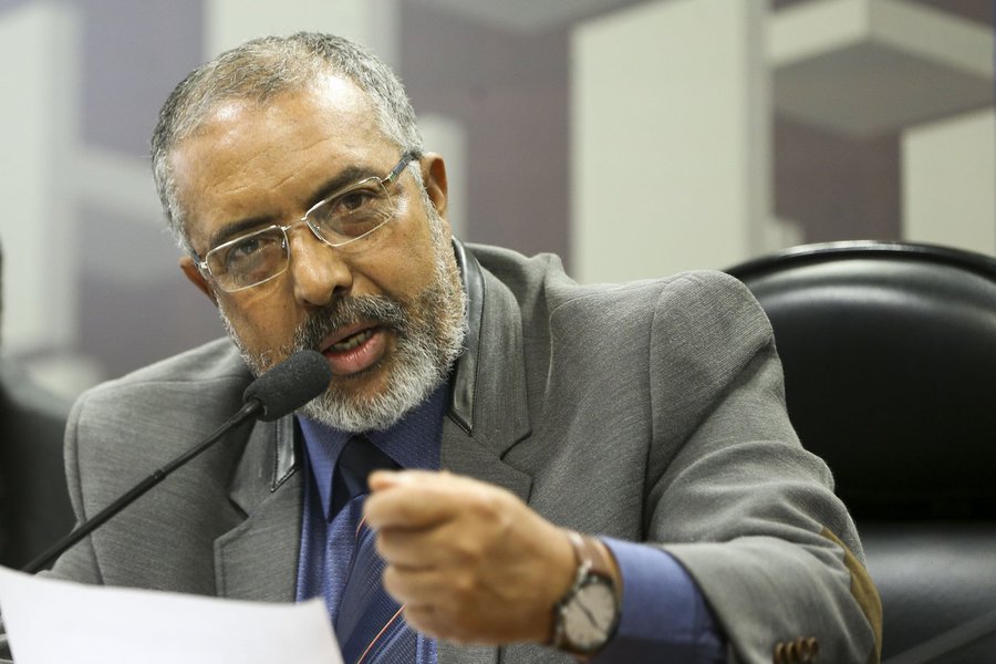 A proposta de criação de um Estatuto do Trabalho, que está sendo discutida em uma subcomissão da Comissão de Direitos Humanos (CDH), deverá ter como ponto de partida o relatório aprovado na Comissão de Assuntos Sociais (CAS) em junho contra a reforma trabalhista, posteriormente sancionada pelo presidente Michel Temer em julho após aprovação pelo Plenário do Senado (Lei 13.467); o anúncio foi feito pelo relator da subcomissão, senador Paulo Paim (PT-RS) (Foto: Leonardo Lucena) A proposta de criação de um Estatuto do Trabalho, que está sendo discutida em uma subcomissão da Comissão de Direitos Humanos (CDH), deverá ter como ponto de partida o relatório aprovado na Comissão de Assuntos Sociais (CAS) em junho contra a reforma trabalhista, posteriormente sancionada pelo presidente Michel Temer em julho após aprovação pelo Plenário do Senado (Lei 13.467); o anúncio foi feito pelo relator da subcomissão, senador Paulo Paim (PT-RS)
