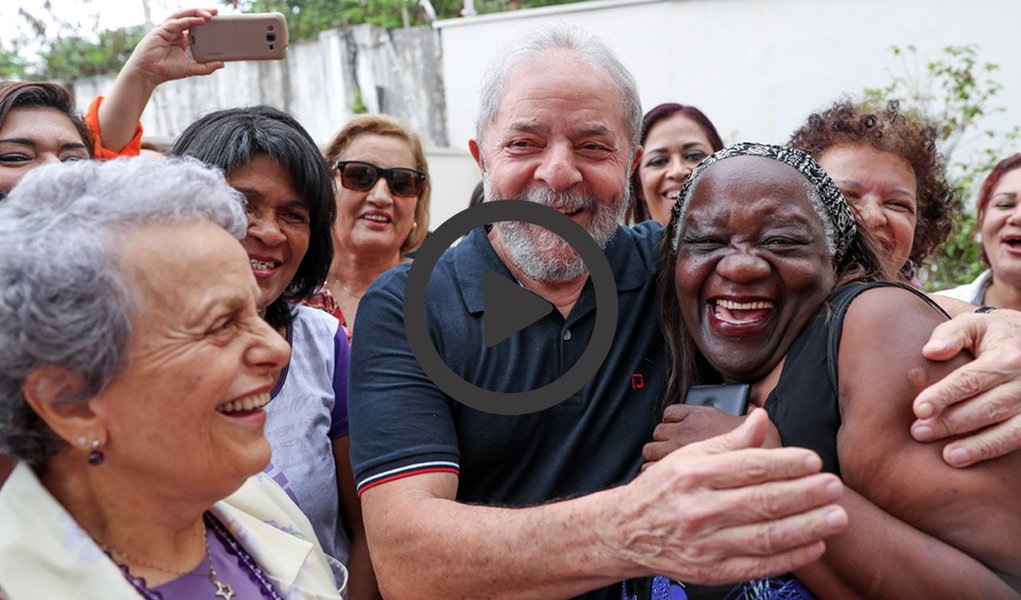 Ex-presidente Luiz Inácio Lula da Silva divulgou nesta quarta-feira, 8, um vídeo em que defende a luta das mulheres brasileiras, por ocasião do Dia Internacional da Mulher; Lula diz que hoje as mulheres estão mobilizadas para lutar contra a violência masculina, a precarização do trabalho e a desigualdade social; "Não é justo que uma mulher ganhe menos do que um homem exercendo a mesma função", diz; Lula também criticou a política do governo de Michel Temer, que quer igualar em 65 anos a idade mínima para aposentadoria de homens e mulheres; "Nós podemos nos unir às mulheres e participar da construção de um mundo melhor"; confira no vídeo acima; nessa terça-feira, 7, Lula recebeu manifesto de apoio de mulheres sindicalistas (Foto: Aquiles Lins) Ex-presidente Luiz Inácio Lula da Silva divulgou nesta quarta-feira, 8, um vídeo em que defende a luta das mulheres brasileiras, por ocasião do Dia Internacional da Mulher; Lula diz que hoje as mulheres estão mobilizadas para lutar contra a violência masculina, a precarização do trabalho e a desigualdade social; "Não é justo que uma mulher ganhe menos do que um homem exercendo a mesma função", diz; Lula também criticou a política do governo de Michel Temer, que quer igualar em 65 anos a idade mínima para aposentadoria de homens e mulheres; "Nós podemos nos unir às mulheres e participar da construção de um mundo melhor"; confira no vídeo acima; nessa terça-feira, 7, Lula recebeu manifesto de apoio de mulheres sindicalistas