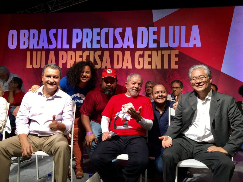 No primeiro dia de sua caravana pelo Nordeste, Lula foi recebido com festa em Salvador, conversou com trabalhadores e fez um discurso inflamado no lançamento da 3ª fase do Memorial da Democracia; "É proibido o povo ser alegre? Esse país chegou a ser quase a 5ª economia mundial. E olha o que eles fizeram", afirmou o ex-presidente; "Se um governante governa um país e numa crise começa a vender o patrimônio desse país, esse governante deveria pedir desculpas e ir embora", emendou; Lula também criticou a decisão de um juiz federal que proibiu a Universidade Federal do Recôncavo Baiano (UFRB) de conceder-lhe o título de doutor honoris causa. "Queria dizer ao vereador do DEM que ele tem o direito de não gostar de mim, porque eu não gosto dele. O título de Honoris Causa já recebi" (Foto: Aquiles Lins) No primeiro dia de sua caravana pelo Nordeste, Lula foi recebido com festa em Salvador, conversou com trabalhadores e fez um discurso inflamado no lançamento da 3ª fase do Memorial da Democracia; "É proibido o povo ser alegre? Esse país chegou a ser quase a 5ª economia mundial. E olha o que eles fizeram", afirmou o ex-presidente; "Se um governante governa um país e numa crise começa a vender o patrimônio desse país, esse governante deveria pedir desculpas e ir embora", emendou; Lula também criticou a decisão de um juiz federal que proibiu a Universidade Federal do Recôncavo Baiano (UFRB) de conceder-lhe o título de doutor honoris causa. "Queria dizer ao vereador do DEM que ele tem o direito de não gostar de mim, porque eu não gosto dele. O título de Honoris Causa já recebi"