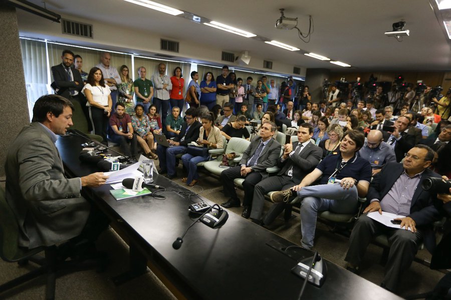 O secretário-executivo do Ministério da Agricultura, Eumar Novacki, anunciou nesta sexta-feira 17 que 33 servidores da pasta foram afastados por envolvimento no esquema investigado pela Operação Carne Fraca, deflagrada pela Polícia Federal; segundo ele, o governo definiu argumentos "mais que contundentes" para rebater "qualquer tipo de suposição" sobre a qualidade da carne, uma vez que há receio de que se feche o mercado dos EUA e da União Europeia para o Brasil diante das denúncias (Foto: Gisele Federicce) O secretário-executivo do Ministério da Agricultura, Eumar Novacki, anunciou nesta sexta-feira 17 que 33 servidores da pasta foram afastados por envolvimento no esquema investigado pela Operação Carne Fraca, deflagrada pela Polícia Federal; segundo ele, o governo definiu argumentos "mais que contundentes" para rebater "qualquer tipo de suposição" sobre a qualidade da carne, uma vez que há receio de que se feche o mercado dos EUA e da União Europeia para o Brasil diante das denúncias