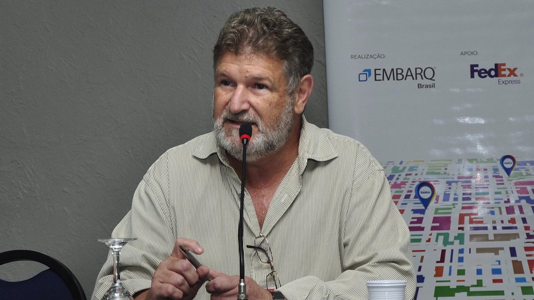 O diretor da Agência Reguladora de Águas (Adasa) José Walter Vazquez, afirmou concordar que a população "está sendo penalizada demais, pela taxa e pelo não fornecimento de água", durante audiência pública para discutir a possibilidade de o governo multar "desperdiçadores" de água em R$ 250; mas, de acordo com a instituição, não há previsão para que a cobrança extra de 20% na conta de água e esgoto deixe de ocorrer, enquanto a crise hídrica persistir (Foto: Leonardo Lucena) O diretor da Agência Reguladora de Águas (Adasa) José Walter Vazquez, afirmou concordar que a população "está sendo penalizada demais, pela taxa e pelo não fornecimento de água", durante audiência pública para discutir a possibilidade de o governo multar "desperdiçadores" de água em R$ 250; mas, de acordo com a instituição, não há previsão para que a cobrança extra de 20% na conta de água e esgoto deixe de ocorrer, enquanto a crise hídrica persistir