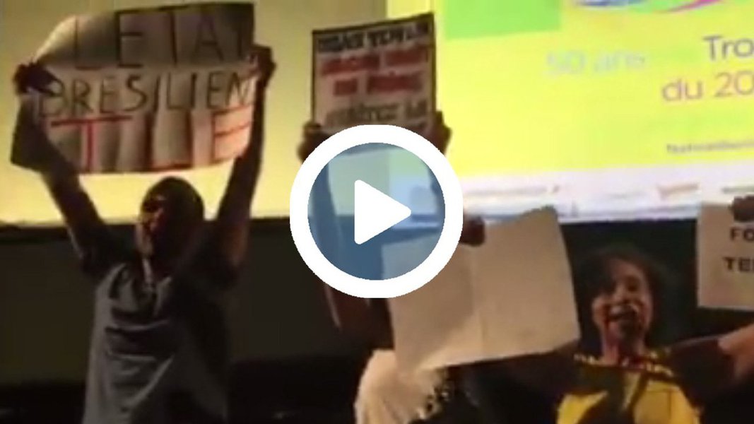 Grupo de manifestantes realizou um protesto durante 19ª edição do Festival de Cinema Brasileiro de Paris, na França, para denunciar o golpe parlamentar ocorrido no Brasil há cerca de um ano no Brasil que depôs a presidente eleita Dilma Rousseff e jogou o país na pior crise política de sua história; Portando cartazes em português e francês com frases como "Fora Temer", "Não ao golpe de Estado" e "O Estado Brasileiro Mata", os manifestantes realizaram o seu protesto na abertura do festival, na noite desta terça-feira (20), no cinema Arlequim; coletivo Alerte France Brésil e deverá realizar um ato de protesto no próximo dia 30, quando uma greve geral contra o governo Temer deverá acontecer (Foto: Paulo Emílio) Grupo de manifestantes realizou um protesto durante 19ª edição do Festival de Cinema Brasileiro de Paris, na França, para denunciar o golpe parlamentar ocorrido no Brasil há cerca de um ano no Brasil que depôs a presidente eleita Dilma Rousseff e jogou o país na pior crise política de sua história; Portando cartazes em português e francês com frases como "Fora Temer", "Não ao golpe de Estado" e "O Estado Brasileiro Mata", os manifestantes realizaram o seu protesto na abertura do festival, na noite desta terça-feira (20), no cinema Arlequim; coletivo Alerte France Brésil e deverá realizar um ato de protesto no próximo dia 30, quando uma greve geral contra o governo Temer deverá acontecer