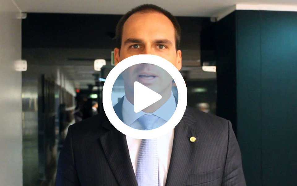 Em seminário no qual foi defender o projeto 'Escola sem Partido' em Salvador, o deputado federal Eduardo Bolsonaro (PSC-SP) provocou furor entre os espectadores, dentro e fora da Câmara Municipal; a PM teve de fazer um cordão humano para que o deputado conseguisse sair da Câmara e caminhar até o carro; "Golpista, fascista", gritavam os manifestantes (Foto: Romulo Faro) Em seminário no qual foi defender o projeto 'Escola sem Partido' em Salvador, o deputado federal Eduardo Bolsonaro (PSC-SP) provocou furor entre os espectadores, dentro e fora da Câmara Municipal; a PM teve de fazer um cordão humano para que o deputado conseguisse sair da Câmara e caminhar até o carro; "Golpista, fascista", gritavam os manifestantes
