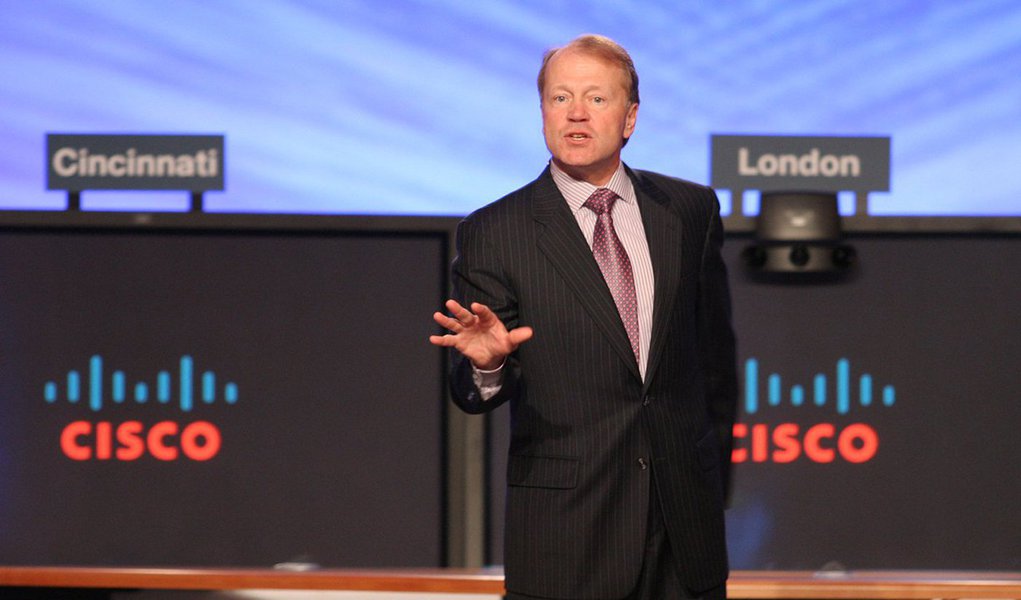 John Chambers, CEO (Chief Executive Officer) da Cisco por 20 anos profetizou algum tempo atrás: “40% das empresas vão falir nos próximos 10 anos”; o que faz com que ele tenha uma visão tão forte sobre o futuro? A internet das coisas e a grande mudança que isso vai trazer para as próximas décadas; basicamente, todos os produtos e serviços estarão digitalizados, de um jeito ou de outro; “40% das empresas no Reino Unido não vão existir mais substancialmente nos próximos 10 anos, o mesmo com os Estados Unidos”, disse (Foto: Leonardo Lucena) John Chambers, CEO (Chief Executive Officer) da Cisco por 20 anos profetizou algum tempo atrás: “40% das empresas vão falir nos próximos 10 anos”; o que faz com que ele tenha uma visão tão forte sobre o futuro? A internet das coisas e a grande mudança que isso vai trazer para as próximas décadas; basicamente, todos os produtos e serviços estarão digitalizados, de um jeito ou de outro; “40% das empresas no Reino Unido não vão existir mais substancialmente nos próximos 10 anos, o mesmo com os Estados Unidos”, disse