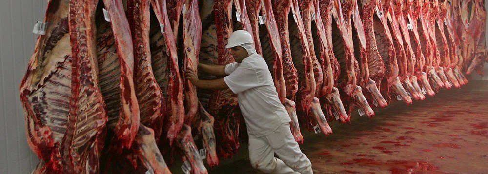 A Justiça Federal estipulou fiança de R$ 350 mil para que ex-chefe da assessoria parlamentar do Ministério da Agricultura (Mapa) no Paraná Fabio Simão seja solto; ele foi preso pela Operação Carne Fraca em março deste ano; o advogado de Simão, Rodrigo Mattos, afirmou que o cliente não tem condições de pagar a fiança e que vai pedir a reconsideração do valor (Foto: Leonardo Lucena) A Justiça Federal estipulou fiança de R$ 350 mil para que ex-chefe da assessoria parlamentar do Ministério da Agricultura (Mapa) no Paraná Fabio Simão seja solto; ele foi preso pela Operação Carne Fraca em março deste ano; o advogado de Simão, Rodrigo Mattos, afirmou que o cliente não tem condições de pagar a fiança e que vai pedir a reconsideração do valor