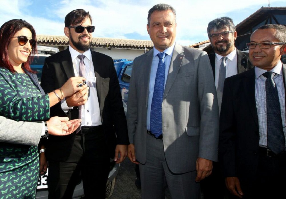 Na cerimônia em que entregou novas viaturas de polícia e anunciou a construção de um novo fórum em Porto Seguro, nesta segunda-feira, o governador Rui Costa ressaltou o papel da família e da escola na formação de cidadãos de bem; "A prevenção na área de segurança pública passa necessariamente pela educação. Temos dois programas: um para proporcionar o primeiro emprego e o outro que fornece bolsa de estudo para quem estuda fora do município. Estes investimentos são também para poder fazer prevenção em segurança pública. Somente na área social de prevenção para crianças, temos edital publicado de R$ 60 milhões para a busca ativa de famílias de maior vulnerabilidade social", disse o governador (Foto: Romulo Faro) Na cerimônia em que entregou novas viaturas de polícia e anunciou a construção de um novo fórum em Porto Seguro, nesta segunda-feira, o governador Rui Costa ressaltou o papel da família e da escola na formação de cidadãos de bem; "A prevenção na área de segurança pública passa necessariamente pela educação. Temos dois programas: um para proporcionar o primeiro emprego e o outro que fornece bolsa de estudo para quem estuda fora do município. Estes investimentos são também para poder fazer prevenção em segurança pública. Somente na área social de prevenção para crianças, temos edital publicado de R$ 60 milhões para a busca ativa de famílias de maior vulnerabilidade social", disse o governador
