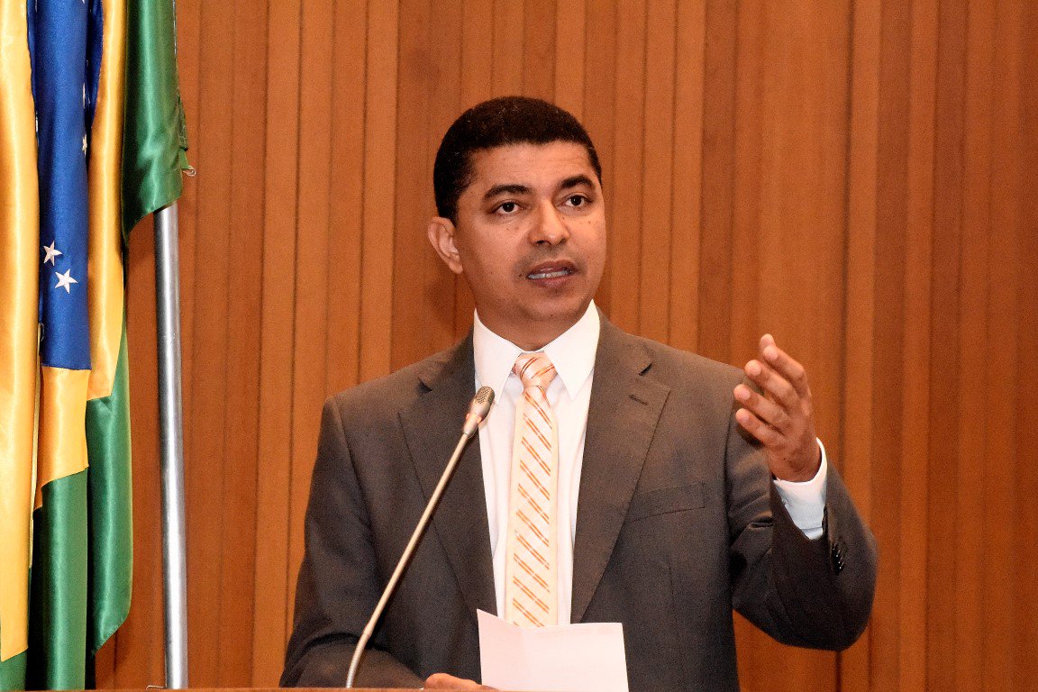 O deputado estadual Bira do Pindaré (PSB) ocupou a tribuna da Assembleia Legislativa do Maranhão para declarar apoio à proposição que cria a CPI visando investigar as situações relacionadas à Secretaria de Estado da Saúde, desde o ano de 2008; “Estou inteiramente à disposição, deputado Wellington, embora eu tenha muitas dúvidas de que essa CPI tenha capacidade de produzir mais resultados do que a Polícia Federal, que está empenhada em enfrentar as questões referentes ao desvio de dinheiro público”, afirmou (Foto: Leonardo Lucena) O deputado estadual Bira do Pindaré (PSB) ocupou a tribuna da Assembleia Legislativa do Maranhão para declarar apoio à proposição que cria a CPI visando investigar as situações relacionadas à Secretaria de Estado da Saúde, desde o ano de 2008; “Estou inteiramente à disposição, deputado Wellington, embora eu tenha muitas dúvidas de que essa CPI tenha capacidade de produzir mais resultados do que a Polícia Federal, que está empenhada em enfrentar as questões referentes ao desvio de dinheiro público”, afirmou