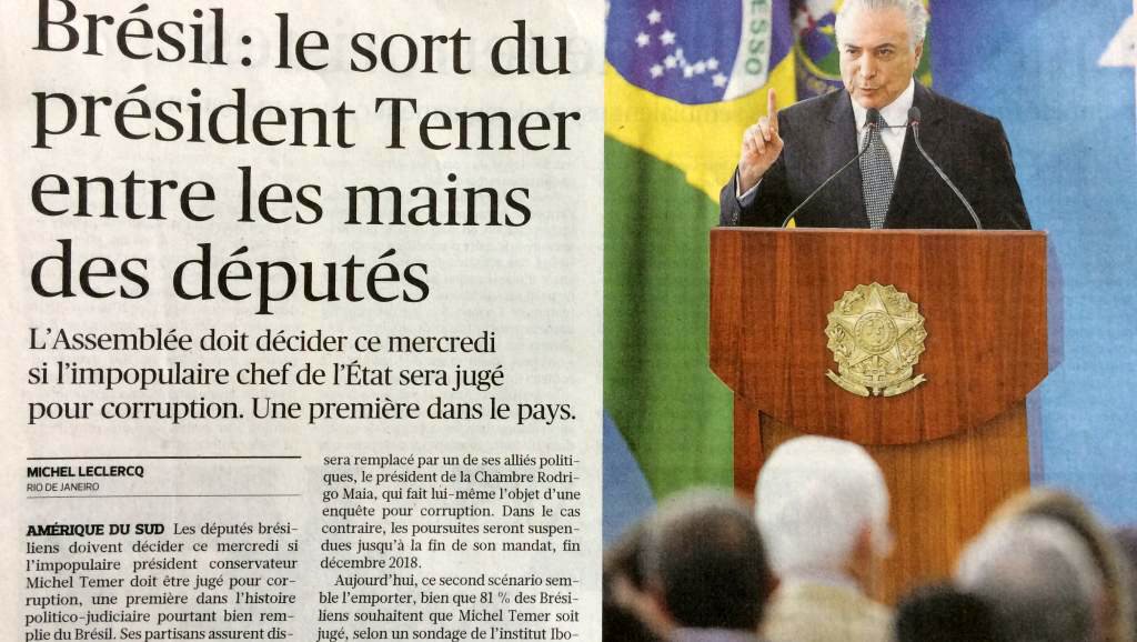 Jornal Le Figaro desta quarta-feira, 2, traz o título "Brasil: o destino do presidente Temer entre as mãos dos deputados"; jornal, que classifica Michel Temer como impopular e conservador e afirma que os deputados devem decidir se o chefe de Estado deverá ir a julgamento por corrupção, o que Le Figaro destaca como "um fato inédito na história político-judiciária brasileira, que, no entanto, já tem sido bastante agitada" (Foto: Aquiles Lins) Jornal Le Figaro desta quarta-feira, 2, traz o título "Brasil: o destino do presidente Temer entre as mãos dos deputados"; jornal, que classifica Michel Temer como impopular e conservador e afirma que os deputados devem decidir se o chefe de Estado deverá ir a julgamento por corrupção, o que Le Figaro destaca como "um fato inédito na história político-judiciária brasileira, que, no entanto, já tem sido bastante agitada"