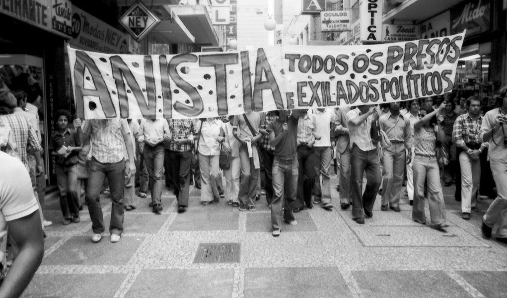 Documentário "Olhares Anistia" será lançado em Recife (PE) durante a celebração dos 38 anos da promulgação da Lei da Anistia, dia 28 de agosto, no auditório da G2 da Universidade Católica de Pernambuco (Unicap), às 18h; filme de 70 minutos é dirigido pelo historiador e cineasta Cleonildo Cruz e o roteiro é assinado pela jornalista Micheline Américo, com produção executiva da Tempus Comunicação; ineditismo do longa-metragem "OLHARES ANISTIA"deve-se ao fato de captar as múltiplas e opostas opiniões sobre o assunto, entre os que lutaram pela anistia e, também, os agentes do Estado (Foto: Paulo Emílio) Documentário "Olhares Anistia" será lançado em Recife (PE) durante a celebração dos 38 anos da promulgação da Lei da Anistia, dia 28 de agosto, no auditório da G2 da Universidade Católica de Pernambuco (Unicap), às 18h; filme de 70 minutos é dirigido pelo historiador e cineasta Cleonildo Cruz e o roteiro é assinado pela jornalista Micheline Américo, com produção executiva da Tempus Comunicação; ineditismo do longa-metragem "OLHARES ANISTIA"deve-se ao fato de captar as múltiplas e opostas opiniões sobre o assunto, entre os que lutaram pela anistia e, também, os agentes do Estado