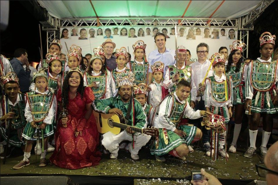 O governador Camilo Santana (PT) sancionou, no município do Crato, a lei que amplia de 60 para 80 o número de mestres no Ceará. Com isso, o chef do Executivo cumpre uma das metas do Plano Estadual de Cultura, que inclui diretrizes para a valorização da cultura popular tradicional. "Vamos agora lançar o edital para escolher os novos mestres e mestras que irão contribuir para formação cultural cearense", afirmou Camilo (Foto: Rodrigo Rocha) O governador Camilo Santana (PT) sancionou, no município do Crato, a lei que amplia de 60 para 80 o número de mestres no Ceará. Com isso, o chef do Executivo cumpre uma das metas do Plano Estadual de Cultura, que inclui diretrizes para a valorização da cultura popular tradicional. "Vamos agora lançar o edital para escolher os novos mestres e mestras que irão contribuir para formação cultural cearense", afirmou Camilo