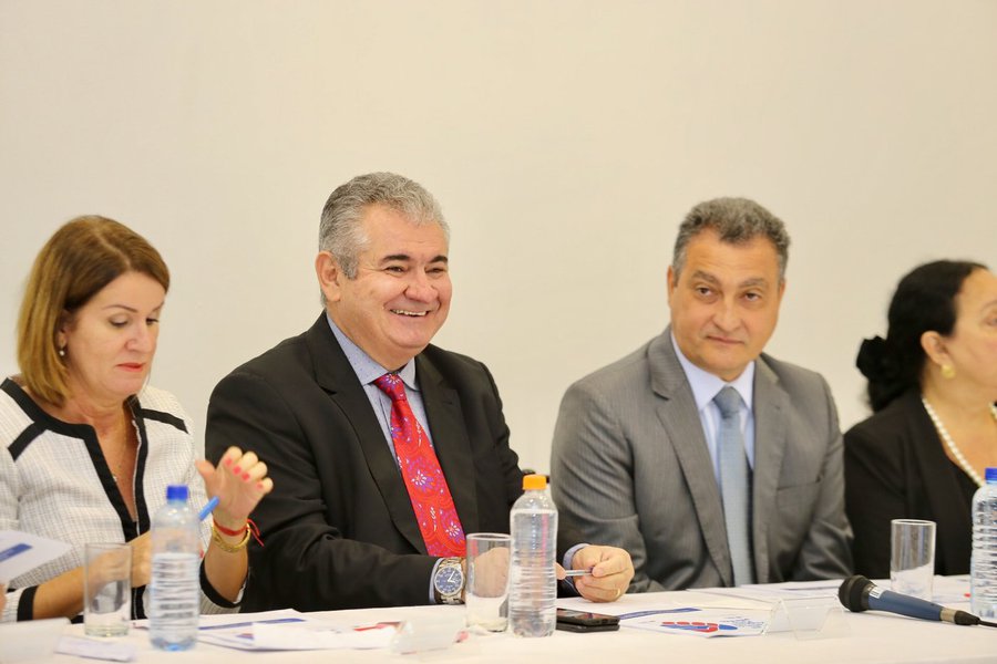 Presente ao encontro do Pacto Pela Vida em Lauro de Freitas, nesta segunda-feira, o presidente da Assembleia Legislativa, deputado Ângelo Coronel (PSD), demonstrou preocupação com o alto índice de jovens entre as vítimas de homicídio, e reiterou as palavras do governador Rui Costa sobre a importância da família na vida dos jovens; "Todo jovem tem mãe e/ou pai. A educação começa em casa, anterior à formação escolar propriamente dita. Antes de chegarmos à delegacia ou ao tribunal, a família tem uma responsabilidade imensa no papel de orientação das crianças e adolescentes", defendeu Coronel (Foto: Romulo Faro) Presente ao encontro do Pacto Pela Vida em Lauro de Freitas, nesta segunda-feira, o presidente da Assembleia Legislativa, deputado Ângelo Coronel (PSD), demonstrou preocupação com o alto índice de jovens entre as vítimas de homicídio, e reiterou as palavras do governador Rui Costa sobre a importância da família na vida dos jovens; "Todo jovem tem mãe e/ou pai. A educação começa em casa, anterior à formação escolar propriamente dita. Antes de chegarmos à delegacia ou ao tribunal, a família tem uma responsabilidade imensa no papel de orientação das crianças e adolescentes", defendeu Coronel