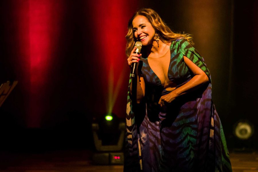 Durante show no Anhembi como parte da Virada Cultural de São Paulo, cantora Daniela Mercury pediu a renúncia de Michel Temer; ao cantar uma versão de Tempo Perdido, do Legião Urbana, ela gritou: " Renúncia já!"; em outro momento, ela respondeu aos gritos de Fora, Temer que vieram da plateia; "Temos que exigir que nossos representantes falem apenas a verdade!" (Foto: Aquiles Lins) Durante show no Anhembi como parte da Virada Cultural de São Paulo, cantora Daniela Mercury pediu a renúncia de Michel Temer; ao cantar uma versão de Tempo Perdido, do Legião Urbana, ela gritou: " Renúncia já!"; em outro momento, ela respondeu aos gritos de Fora, Temer que vieram da plateia; "Temos que exigir que nossos representantes falem apenas a verdade!"