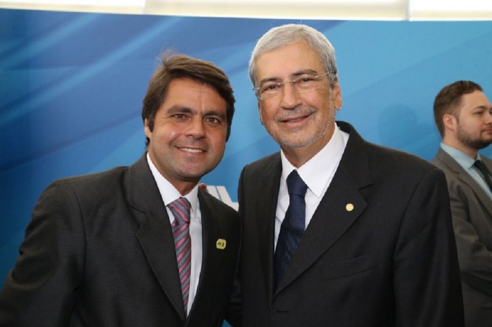 Ex-presidente da Câmara Municipal de Salvador, o vereador Paulo Câmara (PSDB) foi nomeado para a Secretaria Nacional de Assuntos Federativos, órgão vinculado à Secretaria de Governo da Presidência, cujo ministro é o também baiano Antônio Imbassahy (PSDB), seu padrinho político; em seu perfil no Twitter, o vereador prometeu afinco no trabalho; "É com muita responsabilidade que assumo a Secretaria Nacional de Assuntos Federativos. Na secretaria, entre outras atribuições, trabalharei para que estados e municípios tenham relação mais próxima com o governo federal. Estarei de portas abertas para receber governadores e prefeitos de todo o país, em especial da nossa Bahia", promete Câmara (Foto: Romulo Faro) Ex-presidente da Câmara Municipal de Salvador, o vereador Paulo Câmara (PSDB) foi nomeado para a Secretaria Nacional de Assuntos Federativos, órgão vinculado à Secretaria de Governo da Presidência, cujo ministro é o também baiano Antônio Imbassahy (PSDB), seu padrinho político; em seu perfil no Twitter, o vereador prometeu afinco no trabalho; "É com muita responsabilidade que assumo a Secretaria Nacional de Assuntos Federativos. Na secretaria, entre outras atribuições, trabalharei para que estados e municípios tenham relação mais próxima com o governo federal. Estarei de portas abertas para receber governadores e prefeitos de todo o país, em especial da nossa Bahia", promete Câmara