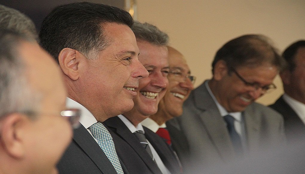 A Reforma da Previdência e as propostas emergenciais do Banco do Brasil para o Fundo Constitucional do Centro-Oeste (FCO) são os temas principais da segunda edição do Fórum do Brasil Central de 2017; iniciada nesta quinta-feira em Cuiabá (MT), a programação segue até amanhã com a presença dos governadores Marconi Perillo (Goiás), Pedro Taques (Mato Grosso), Reinaldo Azambuja (Mato Grosso do Sul), Rodrigo Rollemberg (Distrito Federal), Marcelo Miranda (Tocantins) e Confúcio Moura (Rondônia) (Foto: José Barbacena) A Reforma da Previdência e as propostas emergenciais do Banco do Brasil para o Fundo Constitucional do Centro-Oeste (FCO) são os temas principais da segunda edição do Fórum do Brasil Central de 2017; iniciada nesta quinta-feira em Cuiabá (MT), a programação segue até amanhã com a presença dos governadores Marconi Perillo (Goiás), Pedro Taques (Mato Grosso), Reinaldo Azambuja (Mato Grosso do Sul), Rodrigo Rollemberg (Distrito Federal), Marcelo Miranda (Tocantins) e Confúcio Moura (Rondônia)