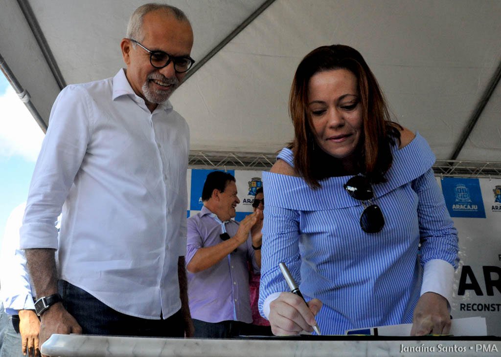 O prefeito Edvaldo Nogueira autorizou o início das obras da primeira unidade de saúde da família do bairro 17 de Março; o projeto, que irá beneficiar 17 mil moradores da região, garantindo serviços de assistência integral de saúde, é fruto de um investimento de R$ 955 mil; o planejamento, captação de recursos e celebração do convênio para a obra se deram ainda entre 2010 e 2012, quando Edvaldo era o prefeito; no entanto, a gestão que o sucedeu não cumpriu os prazos legais e perdeu a verba, o que foi revertido agora, mediante esforço da na atual administração (Foto: Leonardo Lucena) O prefeito Edvaldo Nogueira autorizou o início das obras da primeira unidade de saúde da família do bairro 17 de Março; o projeto, que irá beneficiar 17 mil moradores da região, garantindo serviços de assistência integral de saúde, é fruto de um investimento de R$ 955 mil; o planejamento, captação de recursos e celebração do convênio para a obra se deram ainda entre 2010 e 2012, quando Edvaldo era o prefeito; no entanto, a gestão que o sucedeu não cumpriu os prazos legais e perdeu a verba, o que foi revertido agora, mediante esforço da na atual administração