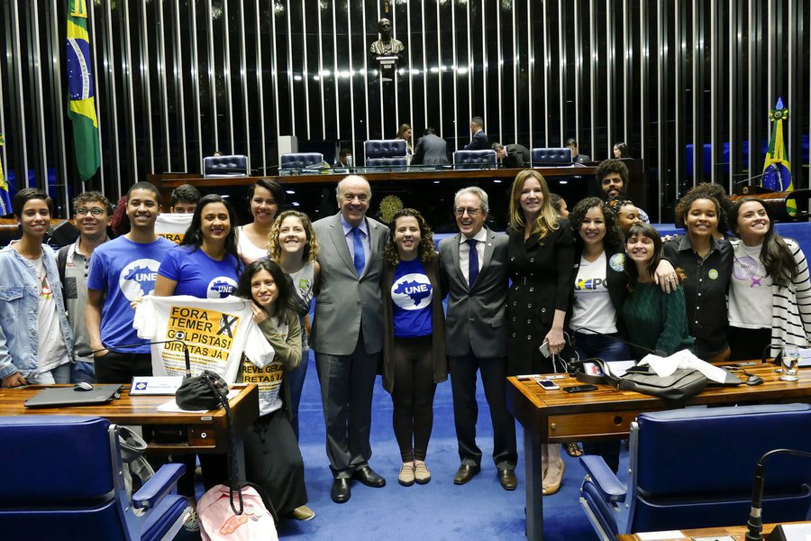 Durante a ditadura militar foi desencadeada uma campanha de despolitização da juventude. Diziam que o dever dos estudantes era estudar e não fazer política. Hoje em dia, sob outra roupagem, tenta-se o mesmo objetivo (Foto: Aldo Arantes) Durante a ditadura militar foi desencadeada uma campanha de despolitização da juventude. Diziam que o dever dos estudantes era estudar e não fazer política. Hoje em dia, sob outra roupagem, tenta-se o mesmo objetivo