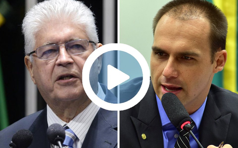 Em vídeo, o senador Roberto Requião (PMDB-PR) promteu encomendar uma “missa” para que o deputado Eduardo Bolsonaro (PSC-SP) se abstenha de falar asneira; “Vou encomendar uma missa para o Bolsonaro e não vou mais perder mais tempo com essa asneira”; um dia após o Comissão de Ética arquivar processo pela “guerra de cuspes” que travou com o deputado Jean Wyllys (PSOL-RJ), Bolsonaro “filho” anunciou que protocolou representação contra Requião e a deputada Benedita Silva (PT-RJ); durante evento com a petista, Requião, ao falar de Jesus Cristo, comparou: “Quem sabe faz a hora, faz a luta. Minha bíblia diz que sem derramamento de sangue não haverá redenção. Vou à luta, vamos à luta com qualquer que seja as nossas armas” (Foto: Leonardo Lucena) Em vídeo, o senador Roberto Requião (PMDB-PR) promteu encomendar uma “missa” para que o deputado Eduardo Bolsonaro (PSC-SP) se abstenha de falar asneira; “Vou encomendar uma missa para o Bolsonaro e não vou mais perder mais tempo com essa asneira”; um dia após o Comissão de Ética arquivar processo pela “guerra de cuspes” que travou com o deputado Jean Wyllys (PSOL-RJ), Bolsonaro “filho” anunciou que protocolou representação contra Requião e a deputada Benedita Silva (PT-RJ); durante evento com a petista, Requião, ao falar de Jesus Cristo, comparou: “Quem sabe faz a hora, faz a luta. Minha bíblia diz que sem derramamento de sangue não haverá redenção. Vou à luta, vamos à luta com qualquer que seja as nossas armas”