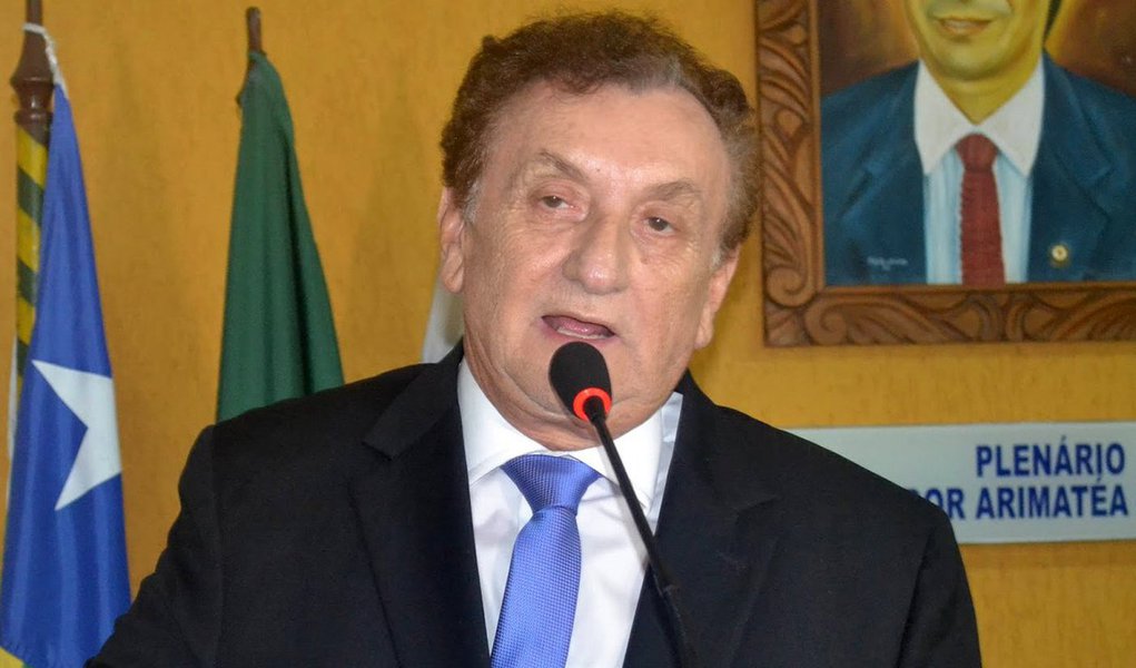 O prefeito de Parnaíba, Mão Santa, é acusado de xingar de vagabundos e ladrões funcionários da Escola Municipal Francisca Borges dos Reis, no Bairro Frei Higino; quando o chefe do executivo chegou à escola, em visita surpresa, os alunos haviam sido liberados, porque estava sendo organizado um bingo beneficente com o objetivo de arrecadar dinheiro para a realização de um exame em uma aluna, solicitado pelo médico em consequência de um problema dermatológico. (Foto: Leonardo Lucena) O prefeito de Parnaíba, Mão Santa, é acusado de xingar de vagabundos e ladrões funcionários da Escola Municipal Francisca Borges dos Reis, no Bairro Frei Higino; quando o chefe do executivo chegou à escola, em visita surpresa, os alunos haviam sido liberados, porque estava sendo organizado um bingo beneficente com o objetivo de arrecadar dinheiro para a realização de um exame em uma aluna, solicitado pelo médico em consequência de um problema dermatológico.