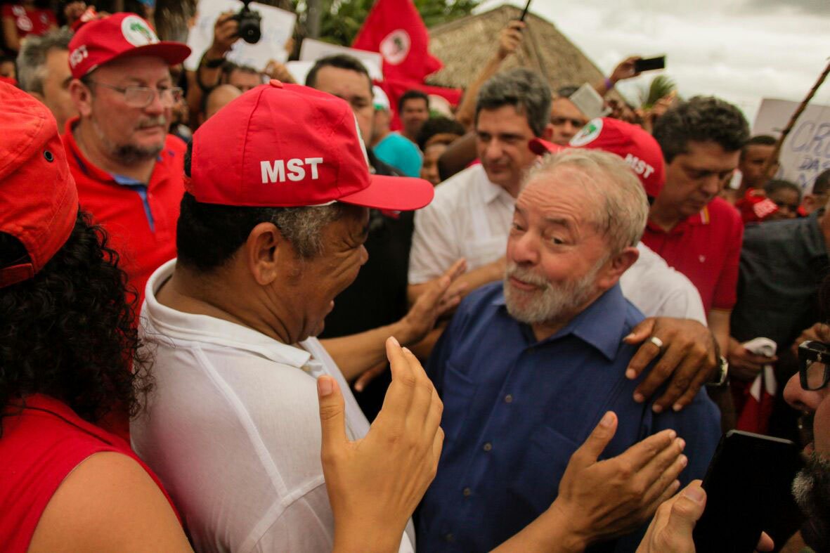 Presente ao último compromisso de Lula na Bahia neste final de semana, na 'Caravana pelo Brasil, no município de Jandaíra, onde o ex-presidente visitou o assentamento Valdir Macedo, ontem (20), o deputado federal baiano Valmir Assunção (PT) destacou o legado de Lula para os camponeses e bateu no governo Temer; "Essa caravana mostra que Lula está preocupado com o rumo que vem tomando o país com um governo ilegítimo e sem votos, que retira direitos e acaba com políticas sociais implantadas pelos governos petistas para dar suporte ao povo pobre", disse Valmir (Foto: Romulo Faro) Presente ao último compromisso de Lula na Bahia neste final de semana, na 'Caravana pelo Brasil, no município de Jandaíra, onde o ex-presidente visitou o assentamento Valdir Macedo, ontem (20), o deputado federal baiano Valmir Assunção (PT) destacou o legado de Lula para os camponeses e bateu no governo Temer; "Essa caravana mostra que Lula está preocupado com o rumo que vem tomando o país com um governo ilegítimo e sem votos, que retira direitos e acaba com políticas sociais implantadas pelos governos petistas para dar suporte ao povo pobre", disse Valmir