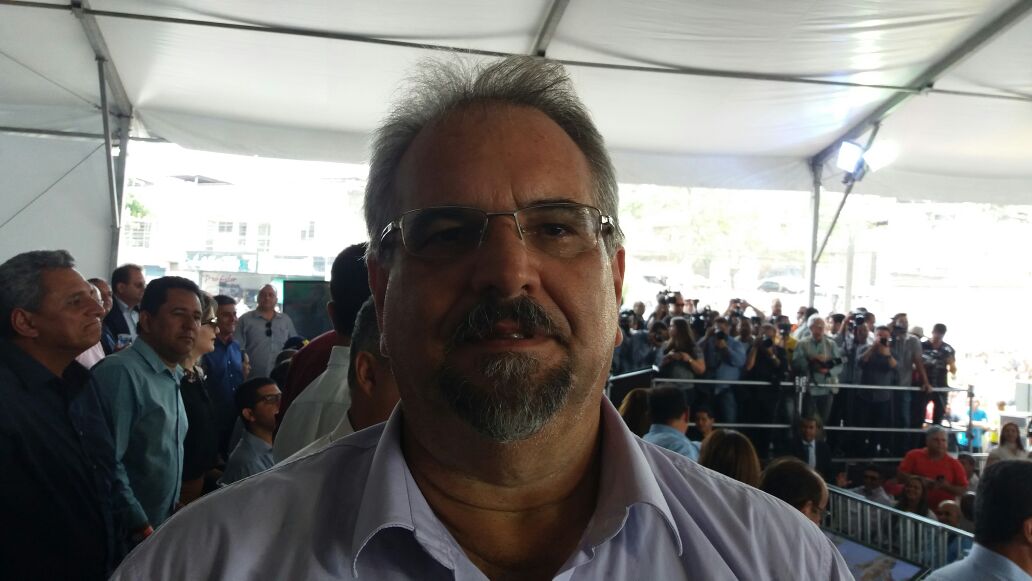 O deputado estadual Marcelino Galo (PT) criticou a manobra federal que bloqueia a liberação do empréstimo de R$ 600 milhões à Bahia e afirmou que o DEM e o governo Michel Temer (PMDB) não vão conseguir impedir o desenvolvimento do estado; “A Bahia não se rende a perseguição do DEM e do governo golpista liderado por Michel Temer (PMDB). Eles, que usurparam o poder central no Brasil, golpeiam a classe trabalhadora com a retirada de direitos, com as reformas da previdência e trabalhista, prejudicam o povo brasileiro com o congelamento dos gastos públicos, não vão parar a Bahia com suas manobras covardes e perseguições da velha política”, pontuou Galo (Foto: Leonardo Lucena) O deputado estadual Marcelino Galo (PT) criticou a manobra federal que bloqueia a liberação do empréstimo de R$ 600 milhões à Bahia e afirmou que o DEM e o governo Michel Temer (PMDB) não vão conseguir impedir o desenvolvimento do estado; “A Bahia não se rende a perseguição do DEM e do governo golpista liderado por Michel Temer (PMDB). Eles, que usurparam o poder central no Brasil, golpeiam a classe trabalhadora com a retirada de direitos, com as reformas da previdência e trabalhista, prejudicam o povo brasileiro com o congelamento dos gastos públicos, não vão parar a Bahia com suas manobras covardes e perseguições da velha política”, pontuou Galo