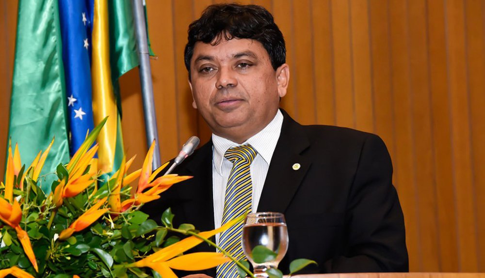 O secretário de Estado da Comunicação e Assuntos Políticos, Márcio Jerry, usou as redes sociais para rebater as inverdades que estão sendo ditas pela deputada Andrea Murad e ganhando acolhimento dos asseclas da oligarquia Sarney; filha do ex-secretário de saúde Ricardo Murad – considerado pela Polícia Federal chefe da quadrilha que desviou bilhões de reais da saúde pública do Maranhão durante o governo Roseana Sarney – Andrea agora pousa como exemplo de moralidade com críticas completamente infundadas contra o governador Flávio Dino; "A deputada Murad precisa explicar aos maranhenses as graves acusações e denúncias de desvio cometidos pelo pai dela na saúde do Maranhão" (Foto: Leonardo Lucena) O secretário de Estado da Comunicação e Assuntos Políticos, Márcio Jerry, usou as redes sociais para rebater as inverdades que estão sendo ditas pela deputada Andrea Murad e ganhando acolhimento dos asseclas da oligarquia Sarney; filha do ex-secretário de saúde Ricardo Murad – considerado pela Polícia Federal chefe da quadrilha que desviou bilhões de reais da saúde pública do Maranhão durante o governo Roseana Sarney – Andrea agora pousa como exemplo de moralidade com críticas completamente infundadas contra o governador Flávio Dino; "A deputada Murad precisa explicar aos maranhenses as graves acusações e denúncias de desvio cometidos pelo pai dela na saúde do Maranhão"