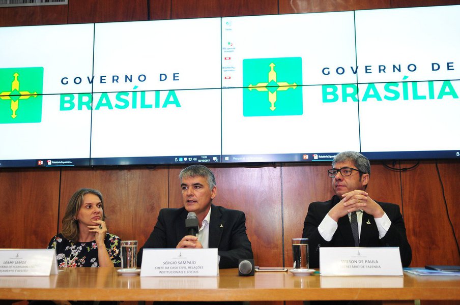 Pela primeira vez nos 2 anos e 10 meses de gestão, o Distrito Federal deixou o limite prudencial da Lei de Responsabilidade Fiscal (LRF), informou o governo; um total de 44,81% da receita corrente líquida foi usado para pagar salários; o executivo disse que, para não ultrapassar novamente o limite imposto pela lei, de 46,55%, manterá a política de ajuste fiscal; “Temos que ter muita responsabilidade para não ceder a pressões, até porque nós poderíamos sair para depois voltar imediatamente. Isso não adianta”, advertiu o chefe da Casa Civil, Sérgio Sampaio; novas medidas de contenção de gastos foram publicadas no Diário Oficial do DF (Foto: Leonardo Lucena) Pela primeira vez nos 2 anos e 10 meses de gestão, o Distrito Federal deixou o limite prudencial da Lei de Responsabilidade Fiscal (LRF), informou o governo; um total de 44,81% da receita corrente líquida foi usado para pagar salários; o executivo disse que, para não ultrapassar novamente o limite imposto pela lei, de 46,55%, manterá a política de ajuste fiscal; “Temos que ter muita responsabilidade para não ceder a pressões, até porque nós poderíamos sair para depois voltar imediatamente. Isso não adianta”, advertiu o chefe da Casa Civil, Sérgio Sampaio; novas medidas de contenção de gastos foram publicadas no Diário Oficial do DF
