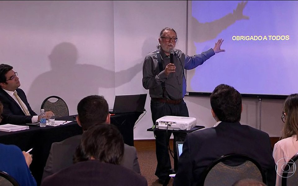 "A julgar pelas considerações do perito de Temer, contratado para desqualificar as gravações, o ideal seria que ao invés de escolher um porão, Joesley e Temer tivessem contratado um estúdio profissional para gravar a conversa. Assim, longe de ruídos, de interferências ambientais, e contando com equipamento de alto nível, ficaria muito mais fácil conferir a autenticidade das gravações", ironiza Bajonas Teixeira, editor da Máquina Crítica (Foto: Leonardo Attuch) "A julgar pelas considerações do perito de Temer, contratado para desqualificar as gravações, o ideal seria que ao invés de escolher um porão, Joesley e Temer tivessem contratado um estúdio profissional para gravar a conversa. Assim, longe de ruídos, de interferências ambientais, e contando com equipamento de alto nível, ficaria muito mais fácil conferir a autenticidade das gravações", ironiza Bajonas Teixeira, editor da Máquina Crítica