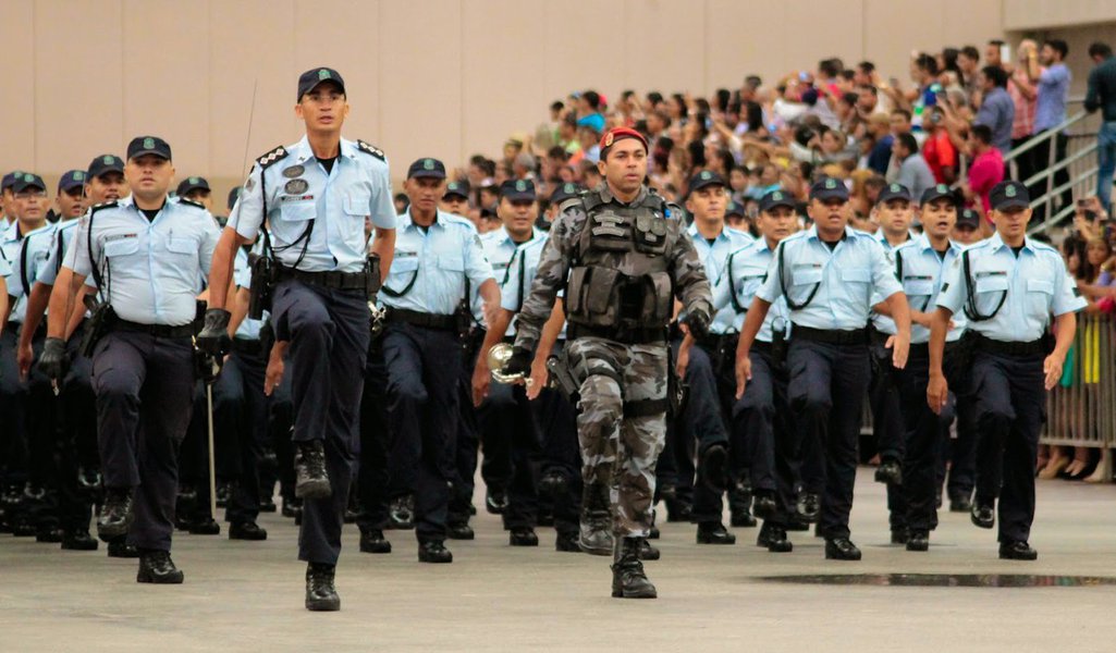 Com a solenidade de formatura nesta sexta (20), comandada pelo governador Camilo Santana (PT), o Ceará ganha 1.400 novos policiais militares. No total, 4.200 novos policiais vão reforçar o policiamento nas ruas ainda no primeiro semestre de 2018 (Foto: Rodrigo Rocha) Com a solenidade de formatura nesta sexta (20), comandada pelo governador Camilo Santana (PT), o Ceará ganha 1.400 novos policiais militares. No total, 4.200 novos policiais vão reforçar o policiamento nas ruas ainda no primeiro semestre de 2018
