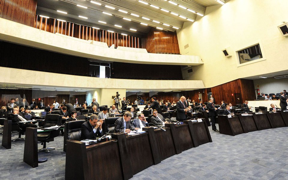 Sob o argumento do governo Beto Richa (PSDB) de que “os servidores públicos ganham muito bem”, a Assembleia Legislativa do Paraná aprovou o projeto 556/2017, pelo placar de 27 votos a 14, que congela os salários do funcionalismo pelos próximos dois anos; a frase acima — “os servidores públicos ganham muito bem” — foi verbalizada pelo secretário da Fazenda Mauro Ricardo Costa (Foto: Leonardo Lucena) Sob o argumento do governo Beto Richa (PSDB) de que “os servidores públicos ganham muito bem”, a Assembleia Legislativa do Paraná aprovou o projeto 556/2017, pelo placar de 27 votos a 14, que congela os salários do funcionalismo pelos próximos dois anos; a frase acima — “os servidores públicos ganham muito bem” — foi verbalizada pelo secretário da Fazenda Mauro Ricardo Costa