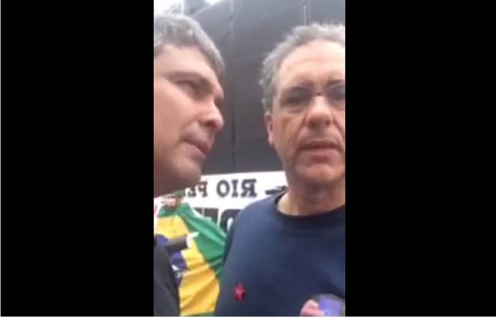 O líder do PT na Câmara, deputado federal Carlos Zarattini, comentou em seu Facebook, direto do ato pelas Diretas Já, no Rio de Janeiro, a queda do ministro da Justiça, Osmar Serraglio, demitido por Michel Temer neste domingo; "O governo Temer está caindo pelas tabelas. É mais que cai como fruta podre. Eles estão caindo um após o outro e não têm salvação. Não podemos parar agora e botar cada vez mais pressão", disse Zarattini; senador Lindbergh Farias também participou da gravação de Zarattini: "Vamos para as ruas derrubar este governo" (Foto: José Barbacena) O líder do PT na Câmara, deputado federal Carlos Zarattini, comentou em seu Facebook, direto do ato pelas Diretas Já, no Rio de Janeiro, a queda do ministro da Justiça, Osmar Serraglio, demitido por Michel Temer neste domingo; "O governo Temer está caindo pelas tabelas. É mais que cai como fruta podre. Eles estão caindo um após o outro e não têm salvação. Não podemos parar agora e botar cada vez mais pressão", disse Zarattini; senador Lindbergh Farias também participou da gravação de Zarattini: "Vamos para as ruas derrubar este governo"