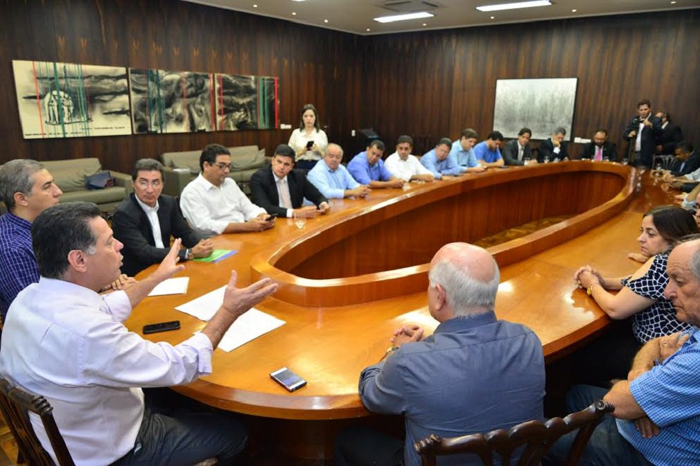 O governador Marconi Perillo afirmou nesta quinta-feira que a Odebrecht não tem nenhuma obra licitada nem realizada com recursos do governo do Estado; declaração foi feita durante reunião com deputados da base aliada, que entregaram ao tucano um manifesto de apoio no qual afirmam acreditar plenamente que as acusações contra Marconi são falsas; Marconi endossou que as citações que foram feitas em relação a ele em nenhum momento o acusam de oferecimento ou aceitação de qualquer vantagem; ele ressaltou que as doações recebidas em suas campanhas de 2010 e 2014 estão estritamente de acordo com o que estabelece a lei (Foto: José Barbacena) O governador Marconi Perillo afirmou nesta quinta-feira que a Odebrecht não tem nenhuma obra licitada nem realizada com recursos do governo do Estado; declaração foi feita durante reunião com deputados da base aliada, que entregaram ao tucano um manifesto de apoio no qual afirmam acreditar plenamente que as acusações contra Marconi são falsas; Marconi endossou que as citações que foram feitas em relação a ele em nenhum momento o acusam de oferecimento ou aceitação de qualquer vantagem; ele ressaltou que as doações recebidas em suas campanhas de 2010 e 2014 estão estritamente de acordo com o que estabelece a lei