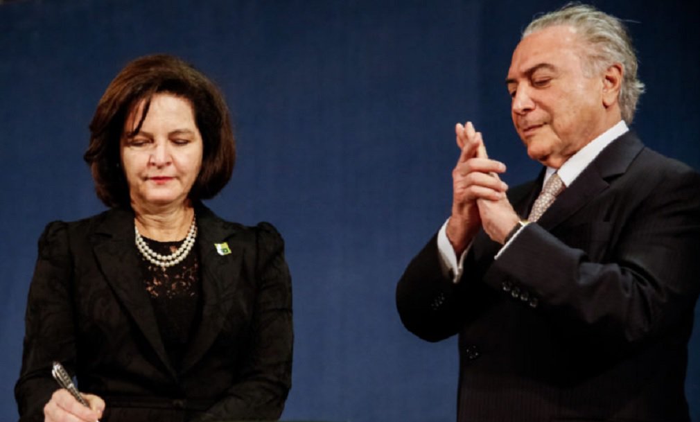 O jornalista Fernando Brito, do blog Tijolaço, escreve sobre a pressão da mídia golpista em cima da nova procuradora-geral da República, Raquel Dodge; "Como era sabido por todos, o “aperto ideológico” sobre a nova procuradora geral da República veio a jato. Claro, a Lava Jato. A “patrulha moralista” de O Globo deu manchete para um “não-fato” na posse de Raquel Dodge. Raquel Dodge não menciona Lava-Jato em discurso, “noticia” o jornal, abrindo a chamada com um “Com Temer” para ajudar a dar à omissão imperdoável um ar ainda mais suspeito. Não importa que ela tenha falado que o povo brasileiro “”não tolera a corrupção”", disse (Foto: José Barbacena) O jornalista Fernando Brito, do blog Tijolaço, escreve sobre a pressão da mídia golpista em cima da nova procuradora-geral da República, Raquel Dodge; "Como era sabido por todos, o “aperto ideológico” sobre a nova procuradora geral da República veio a jato. Claro, a Lava Jato. A “patrulha moralista” de O Globo deu manchete para um “não-fato” na posse de Raquel Dodge. Raquel Dodge não menciona Lava-Jato em discurso, “noticia” o jornal, abrindo a chamada com um “Com Temer” para ajudar a dar à omissão imperdoável um ar ainda mais suspeito. Não importa que ela tenha falado que o povo brasileiro “”não tolera a corrupção”", disse