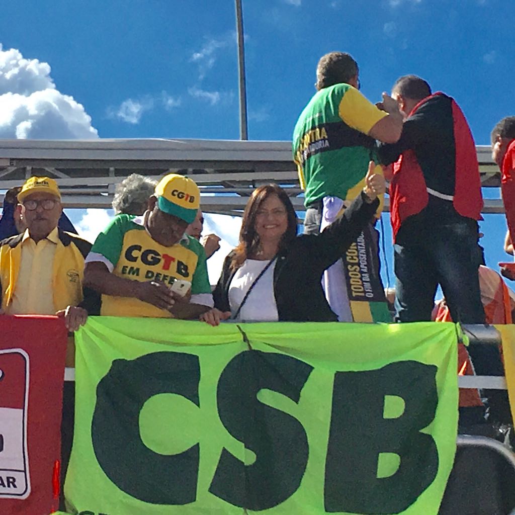 Presente ao 'Ocupa Brasília', na tarde desta quarta-feira, a líder do PCdoB na Câmara dos Deputados, Alice Portugal (foto), criticou a repressão policial contra os mais de 150 mil manifestantes; "Esta foi a manifestação mais importante da história recente do Brasil. Não está apenas a Polícia Militar do DF nas ruas, mas também a Força Nacional e o Exército. A situação está muito grave, muita gente machucada. O senhor Michel Temer se reuniu ontem com o ministro da Defesa para exigir esta repressão em massa", denuncia a deputada baiana (Foto: Romulo Faro) Presente ao 'Ocupa Brasília', na tarde desta quarta-feira, a líder do PCdoB na Câmara dos Deputados, Alice Portugal (foto), criticou a repressão policial contra os mais de 150 mil manifestantes; "Esta foi a manifestação mais importante da história recente do Brasil. Não está apenas a Polícia Militar do DF nas ruas, mas também a Força Nacional e o Exército. A situação está muito grave, muita gente machucada. O senhor Michel Temer se reuniu ontem com o ministro da Defesa para exigir esta repressão em massa", denuncia a deputada baiana