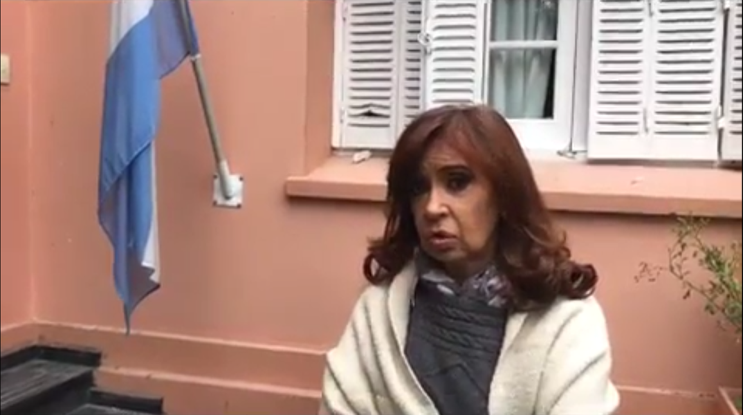 A ex-presidente da Argentina Cristina Kirchner foi cercada por manifestantes partidários do presidente Maurício Macri na casa onde estava, de sua cunhada Alicia Kirchner, governadora da província de Santa Cruz; o grupo tocou fogo em lixo e pneus e um grupo de dez pessoas tentou pular o muro; no vídeo, Cristina explica como se defendeu (Foto: Gisele Federicce) A ex-presidente da Argentina Cristina Kirchner foi cercada por manifestantes partidários do presidente Maurício Macri na casa onde estava, de sua cunhada Alicia Kirchner, governadora da província de Santa Cruz; o grupo tocou fogo em lixo e pneus e um grupo de dez pessoas tentou pular o muro; no vídeo, Cristina explica como se defendeu