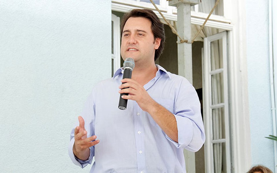 Líder do bloco PSD/PSC com 14 deputados, Carlos Massa Junior (PSD), o Ratinho, considera uma “bravata” a criação de uma CPI às vésperas das eleições; a negativa de Ratinho reforça a imagem dele como candidato do governador Beto Richa (PSDB) ao Palácio Iguaçu em 2018; o tucano é um dos delatados na Operação Quadro Negro, que investiga o desvio de R$ 20 milhões da educação (Foto: Leonardo Lucena) Líder do bloco PSD/PSC com 14 deputados, Carlos Massa Junior (PSD), o Ratinho, considera uma “bravata” a criação de uma CPI às vésperas das eleições; a negativa de Ratinho reforça a imagem dele como candidato do governador Beto Richa (PSDB) ao Palácio Iguaçu em 2018; o tucano é um dos delatados na Operação Quadro Negro, que investiga o desvio de R$ 20 milhões da educação