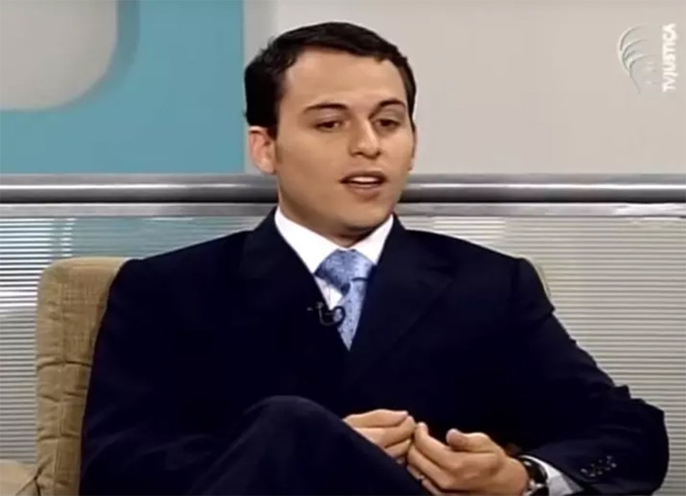 Advogado Tiago Cedraz, filho do ministro do Tribunal de Contas da União (TCU) Aroldo Cedraz, negou em depoimento à Polícia Federal que tenha praticado algum crime pelos quais é investigado na Operação Abate 2, 45ª fase da Lava Jato; Além de serem levados para depor, Tiago e seu ex- sócio Sergio Tourinho Dantas tiveram R$ 6 milhões em contas de investimentos boqueados por determinação do juiz federal Sérgio Moro; valores bloqueados correspondem ao que teria sido pago a título de comissão pela empresa americana Sargeant, após a companhia firmar um contrato com a Petrobras (Foto: Paulo Emílio) Advogado Tiago Cedraz, filho do ministro do Tribunal de Contas da União (TCU) Aroldo Cedraz, negou em depoimento à Polícia Federal que tenha praticado algum crime pelos quais é investigado na Operação Abate 2, 45ª fase da Lava Jato; Além de serem levados para depor, Tiago e seu ex- sócio Sergio Tourinho Dantas tiveram R$ 6 milhões em contas de investimentos boqueados por determinação do juiz federal Sérgio Moro; valores bloqueados correspondem ao que teria sido pago a título de comissão pela empresa americana Sargeant, após a companhia firmar um contrato com a Petrobras