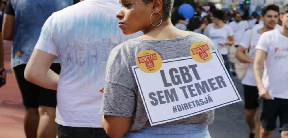 A Avenida Paulista foi tomada na tarde deste domingo por milhares de pessoas que acompanham a 21ª Parada do Orgulho LGBT (Lésbicas, Gays, Bissexuais, Transexuais e Transgêneros); com o tema “Independente de nossas crenças, nenhuma religião é lei. Todas e todos por um Estado laico” , o evento começou por volta das 13h sob o comando da drag queen Tchaka, que do alto do primeiro trio elétrico convidou o público a fazer a contagem regressiva para o início da manifestação; parada também foi marcada pelos gritos de "Fora Temer"; diversas pessoas também levaram cartazes que pediam Eleições Diretas e a saída do peemedebista do cargo de presidente da República (Foto: José Barbacena) A Avenida Paulista foi tomada na tarde deste domingo por milhares de pessoas que acompanham a 21ª Parada do Orgulho LGBT (Lésbicas, Gays, Bissexuais, Transexuais e Transgêneros); com o tema “Independente de nossas crenças, nenhuma religião é lei. Todas e todos por um Estado laico” , o evento começou por volta das 13h sob o comando da drag queen Tchaka, que do alto do primeiro trio elétrico convidou o público a fazer a contagem regressiva para o início da manifestação; parada também foi marcada pelos gritos de "Fora Temer"; diversas pessoas também levaram cartazes que pediam Eleições Diretas e a saída do peemedebista do cargo de presidente da República